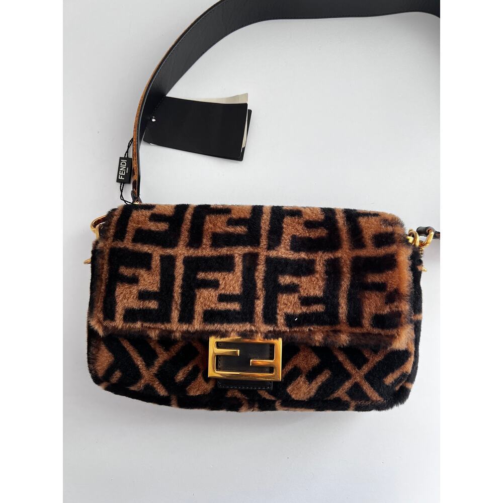Fendi FF shearling baguette - Picture 2 of 6
